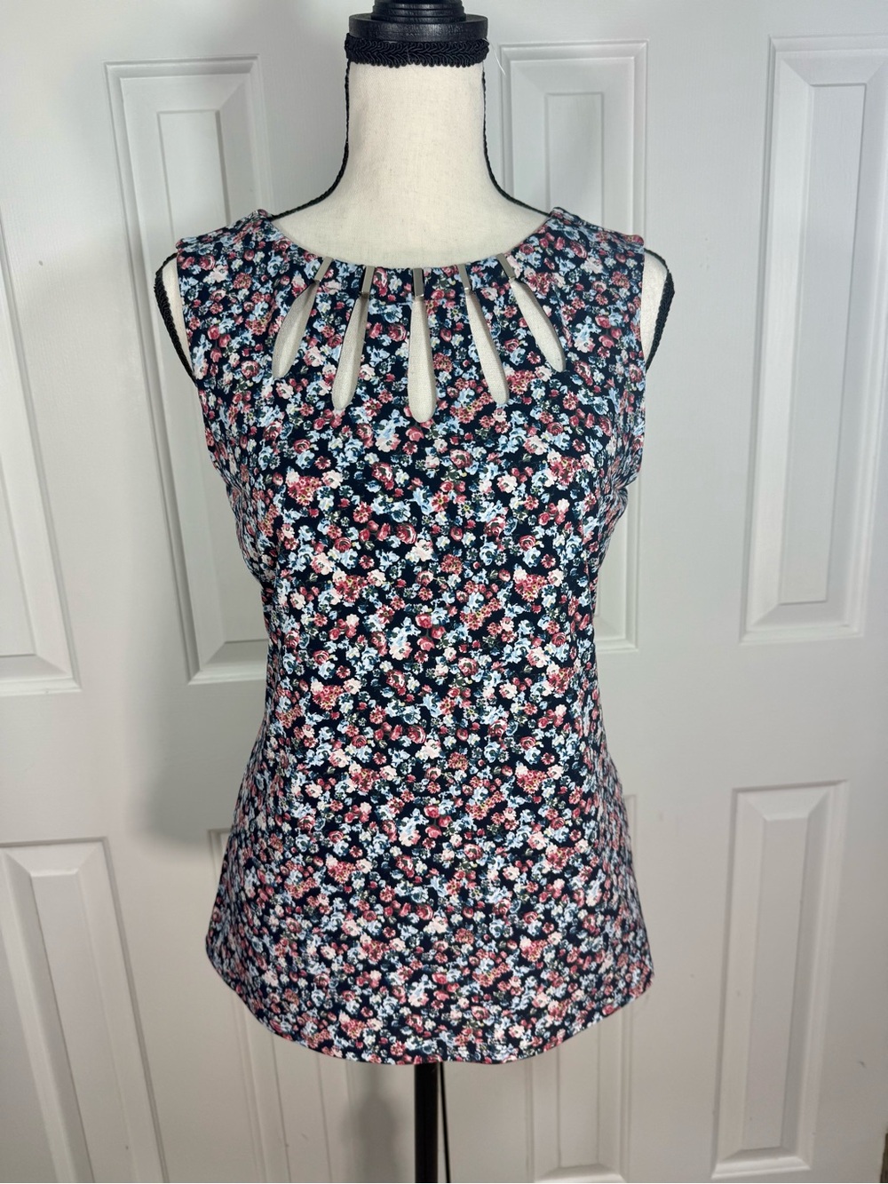 White House Black Market Navy Pink Floral Keyhole Tank